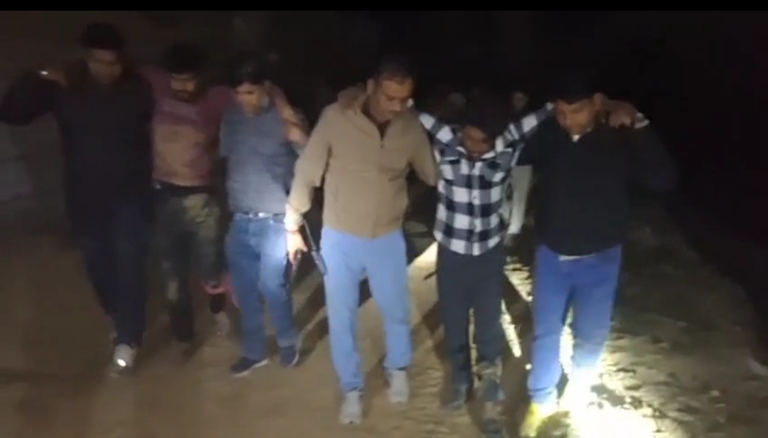 पुलिस की गोली से घायल बदमाश को ले जाती पुलिस पुलिस की गोली से घायल बदमाश को ले जाती पुलिस