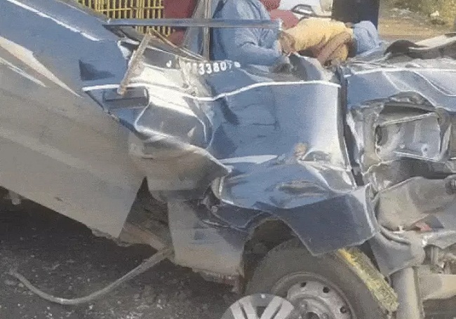 रतलाम में बेकाबू वैन सामने जा रहे ट्रक में घुसी