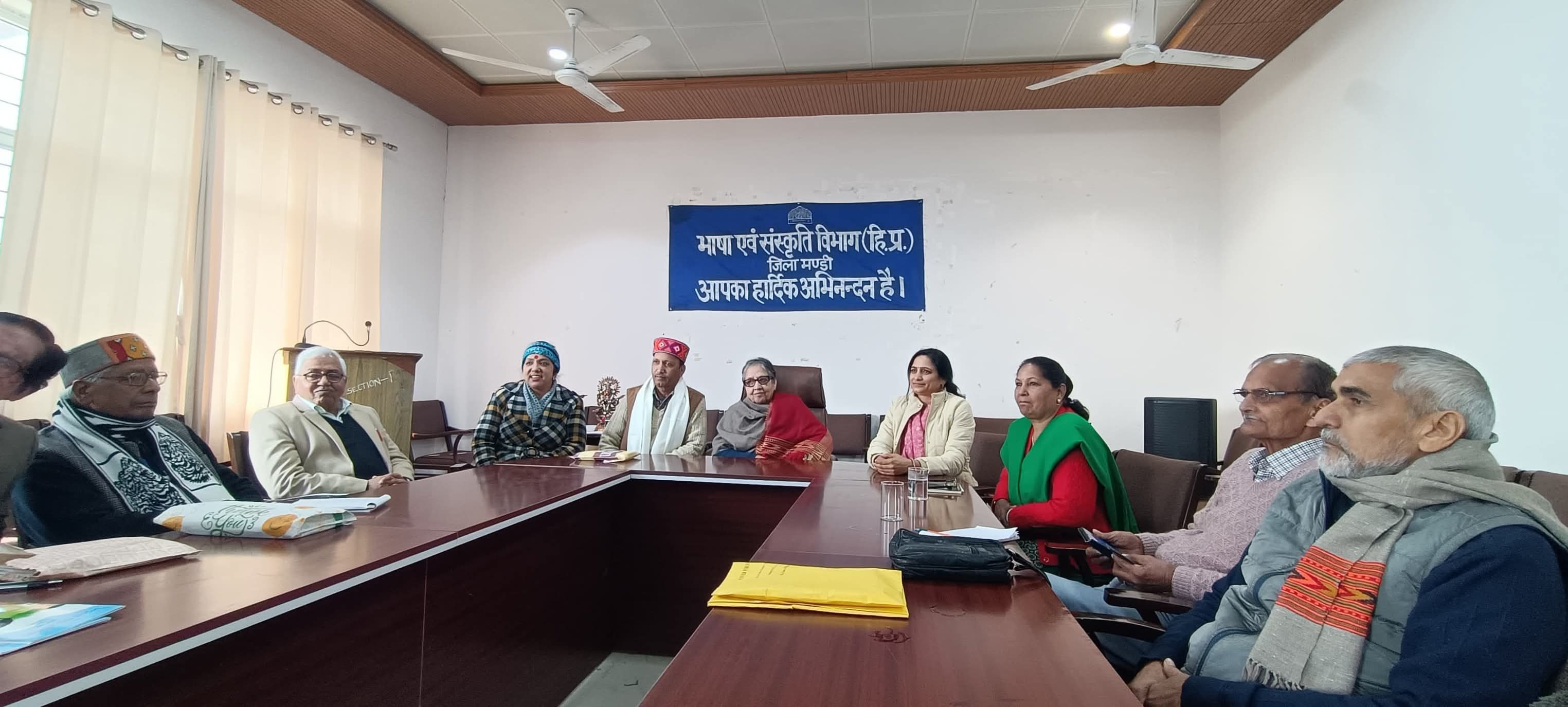 यशपाल जयंती के अवसर पर आयोजित लेखक एवं कवि गोष्ठी में शामिल साहित्यकार-कवि। यशपाल जयंती के अवसर पर आयोजित लेखक एवं कवि गोष्ठी में शामिल साहित्यकार-कवि।