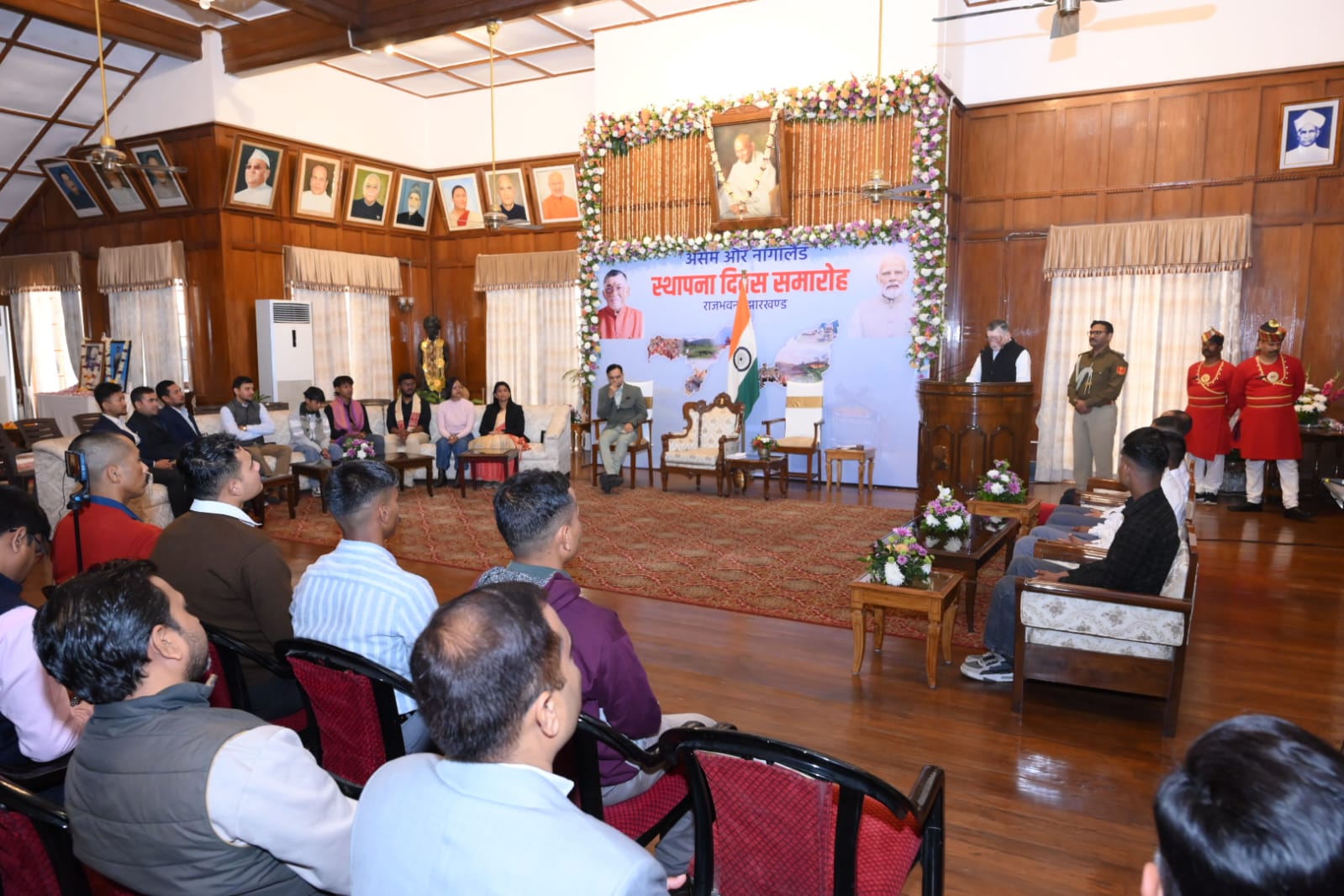 राज्यपाल कार्यक्रम को संबोधित करते हुए