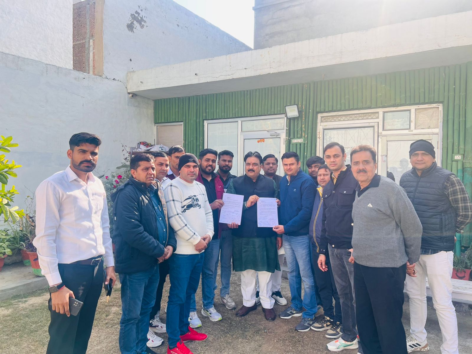 डिप्टी स्पीकर को मांगों को लेकर ज्ञापन सौंपते हुए एचकेआरएन कर्मी। डिप्टी स्पीकर को मांगों को लेकर ज्ञापन सौंपते हुए एचकेआरएन कर्मी।