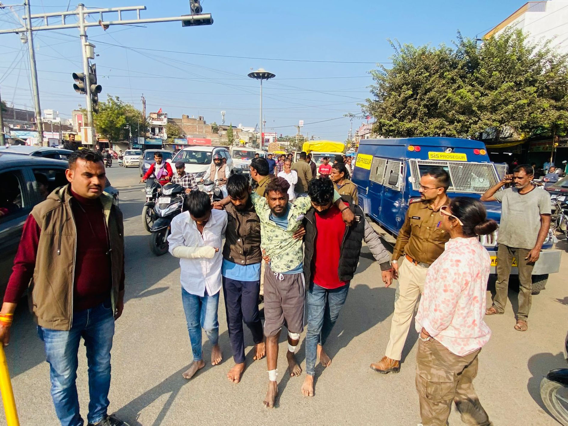 पुलिस ने कुख्यात बदमाशों का निकाला जुलूस पुलिस ने कुख्यात बदमाशों का निकाला जुलूस