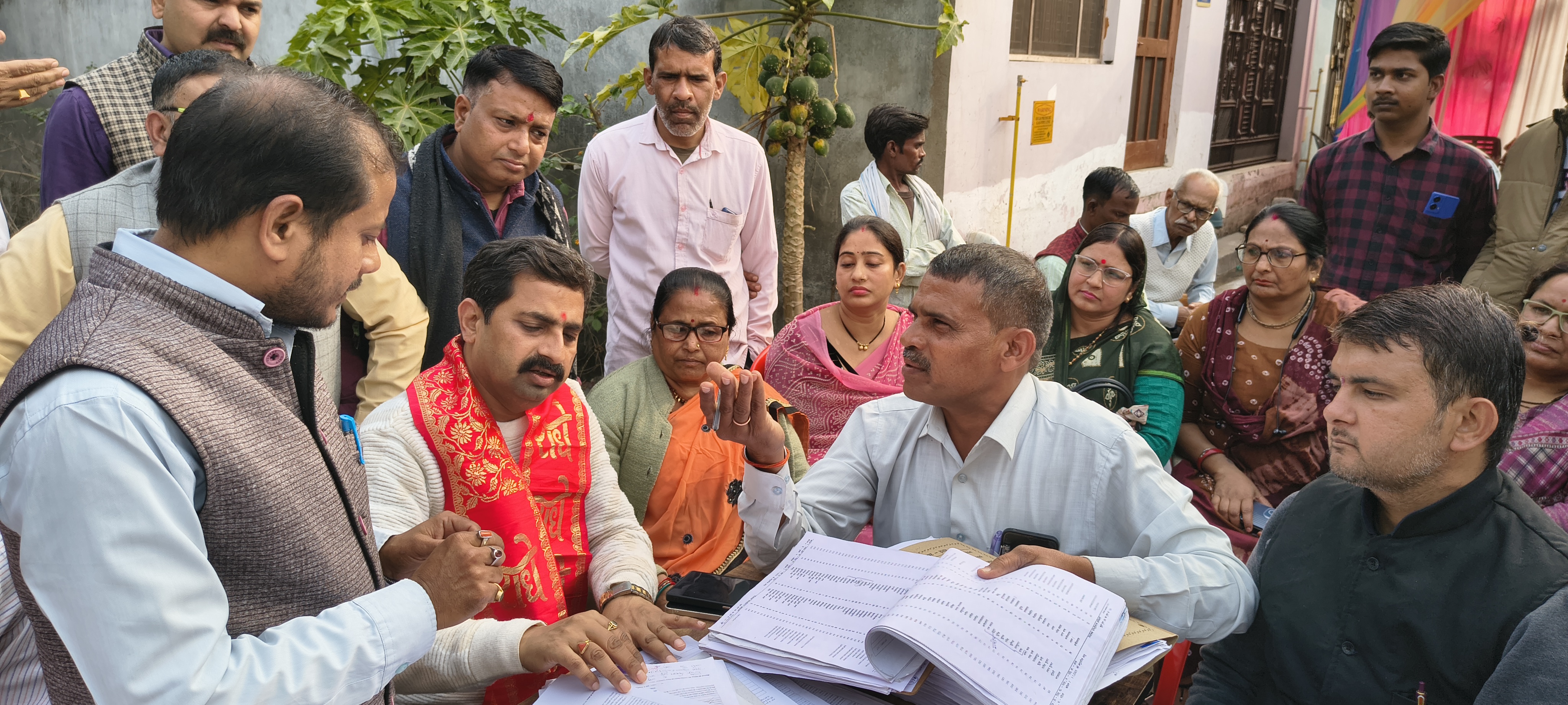 बूथ पर मतदाता का एसआईआर फॉर्म भरवाते एमएलसी