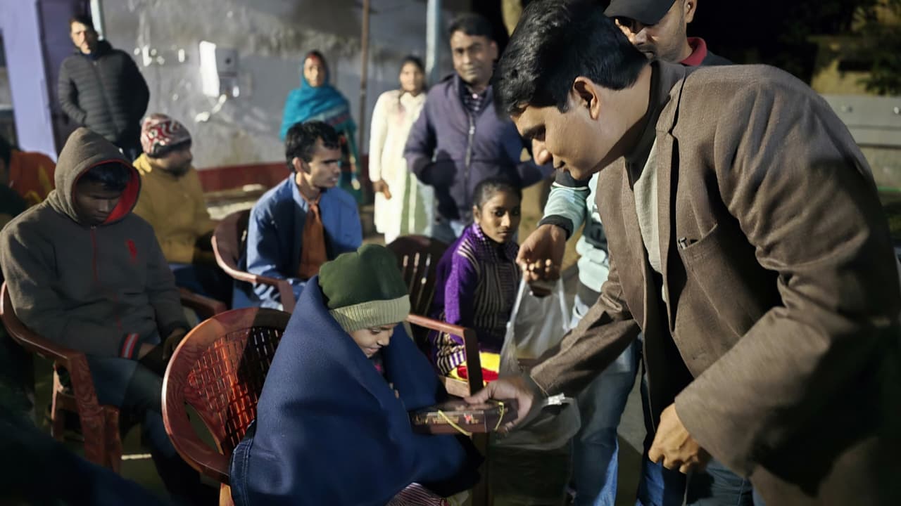 कंबल वितरण करते जिला प्रशासन की टीम