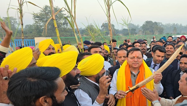 गन्ना समर्थन मूल्य बढ़ाने पर क्षेत्र के किसानों की ओर हल्द्वानी दौरे पर मुख्यमंत्री पुष्कर सिंह धामी का स्वागत करते। गन्ना समर्थन मूल्य बढ़ाने पर क्षेत्र के किसानों की ओर हल्द्वानी दौरे पर मुख्यमंत्री पुष्कर सिंह धामी का स्वागत करते।