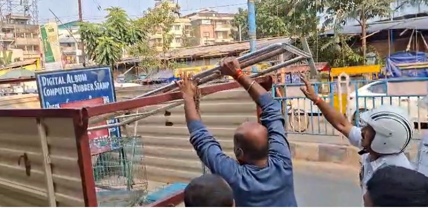 फुटपाथ पर रखे सामानों को जब्त करती सिलीगुड़ी ट्रैफिक पुलिस