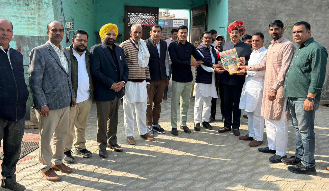 गांव बिज्जूवाली में डॉ. वीरेंद्र सिंह चौहान का स्वागत करते ग्राम पंचायत सदस्य.