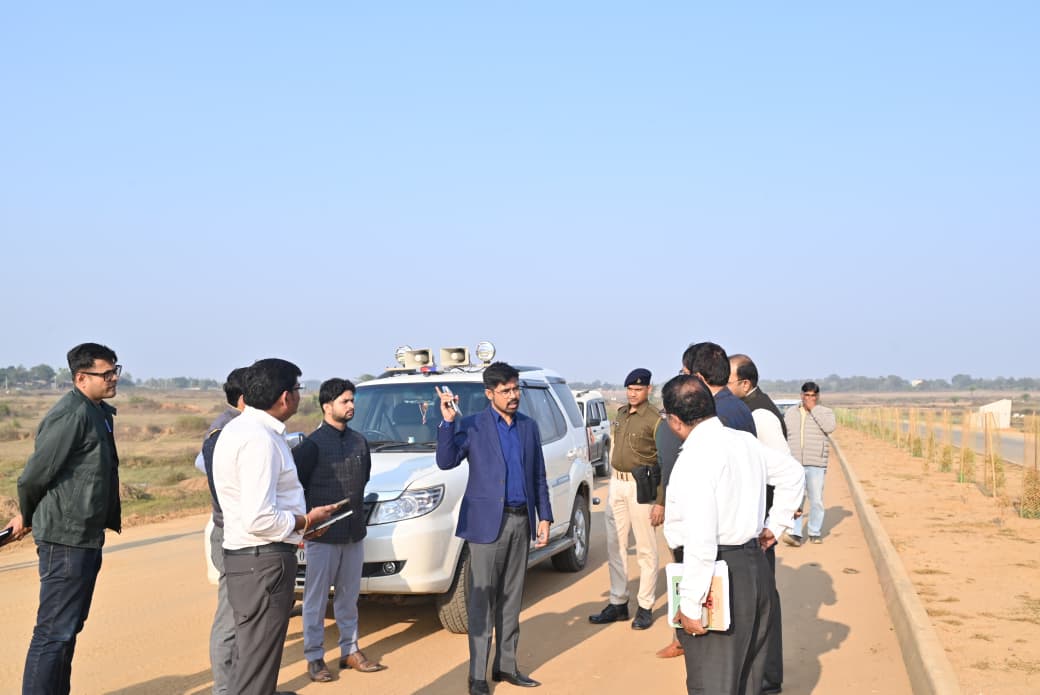 फोरलेन निर्माण कार्य का निरिक्षण करते उपायुक्त सहित अन्य फोरलेन निर्माण कार्य का निरिक्षण करते उपायुक्त सहित अन्य