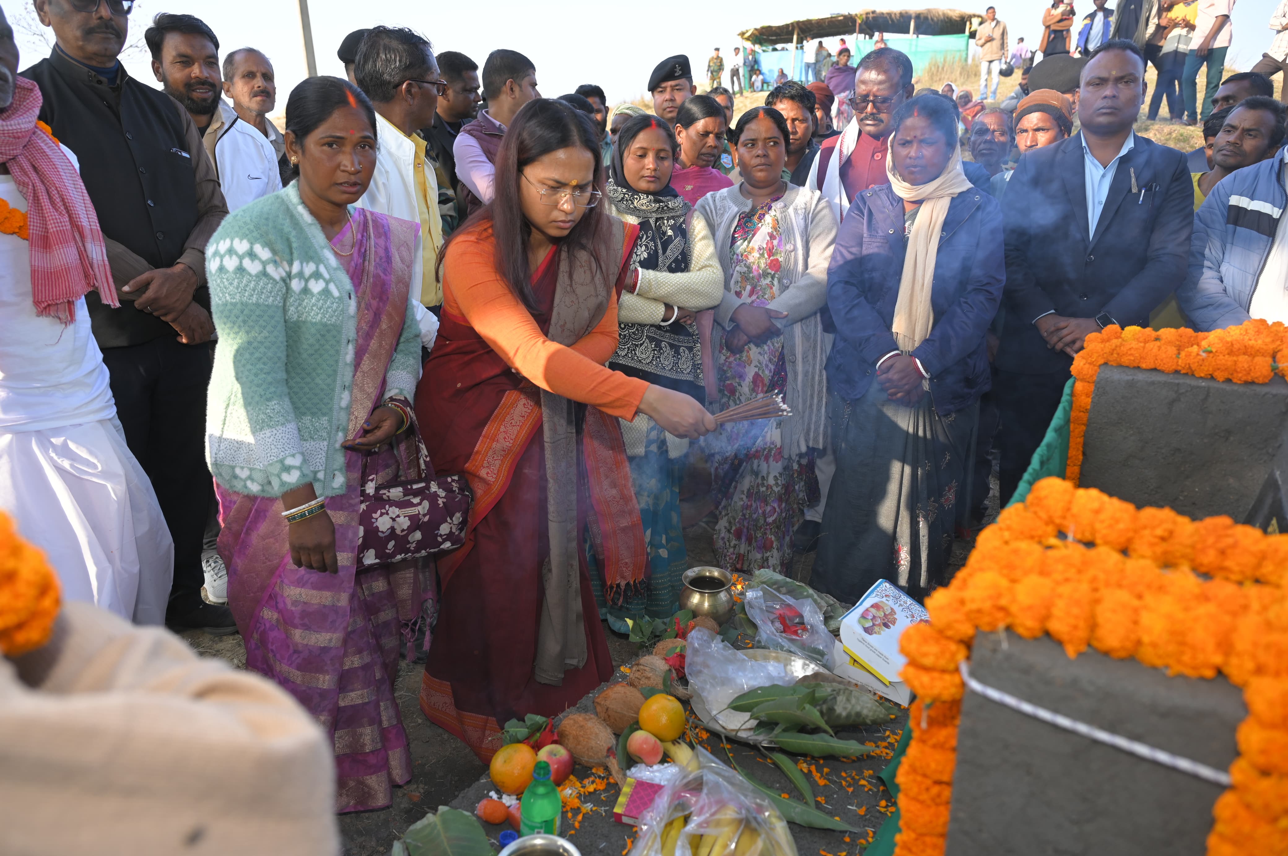 शिलान्यास करती शिल्पी नेहा तिर्की सहित ग्रामीणों की तस्वीर शिलान्यास करती शिल्पी नेहा तिर्की सहित ग्रामीणों की तस्वीर