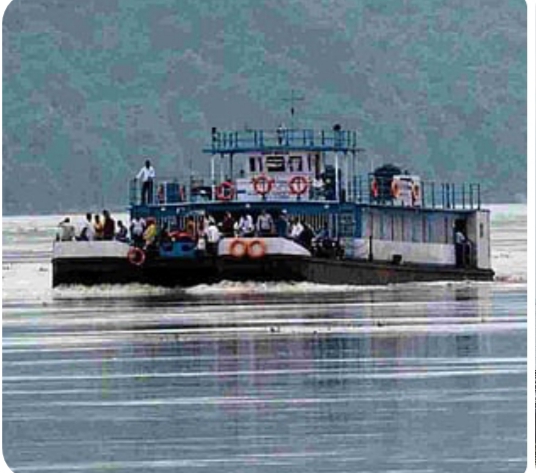 घने कोहरे से माजुली में फेरी सेवा बाधित होने से संबंधित तस्वीर।