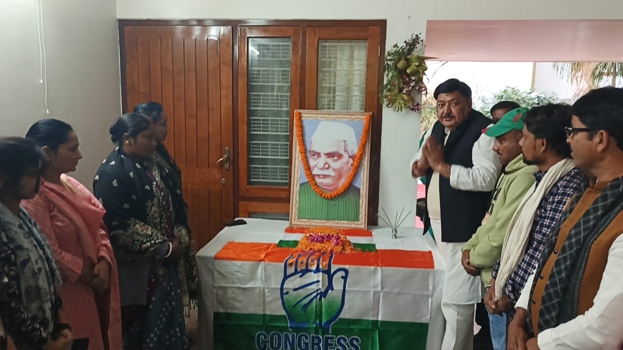 कार्यक्रम में शामिल पूर्व विधायक और अन्य कार्यक्रम में शामिल पूर्व विधायक और अन्य
