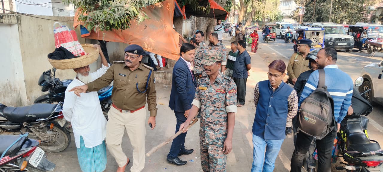 अतिक्रमण हटाती पुलिस