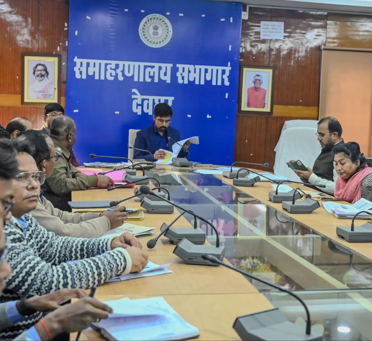 बैठक में उपायुक्त प्रियेश लकडा समेत अन्य बैठक में उपायुक्त प्रियेश लकडा समेत अन्य