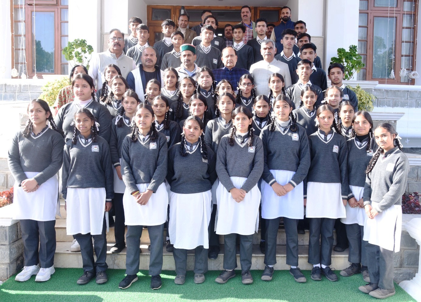 विधानसभा अध्यक्ष के साथ स्कूली बच्चे.