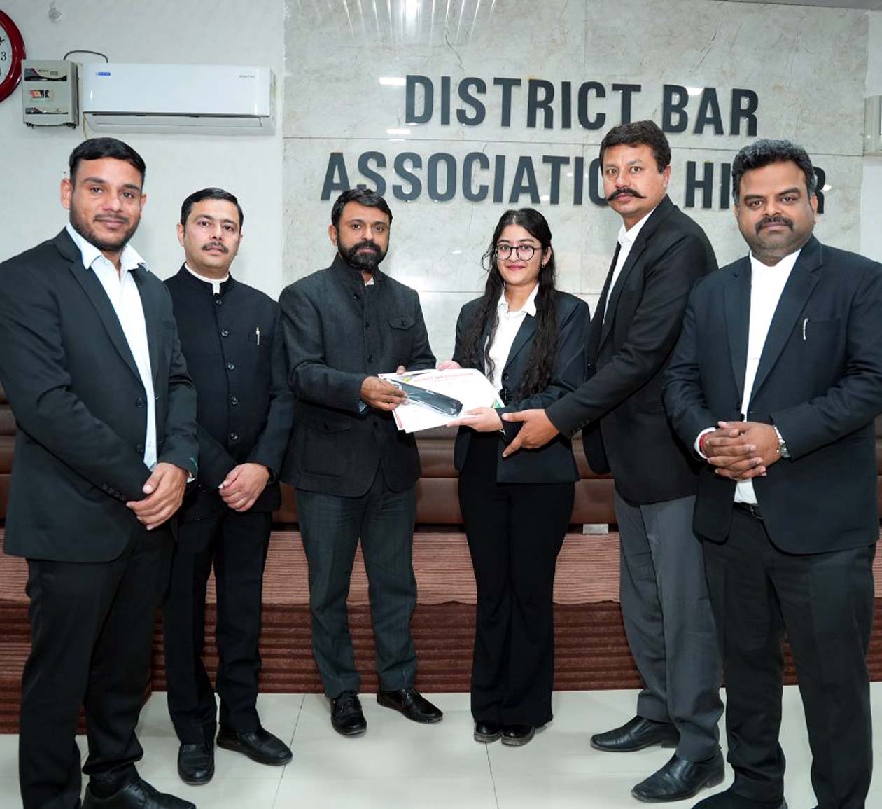 नव नामांकित अधिवक्ताओं का स्वागत करते जिला बार के पदाधिकारी.