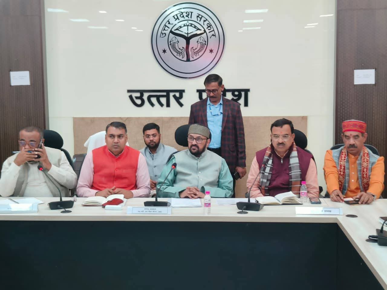 बैठक ओऍ दौरान मंत्री योगेंद्र उपाध्याय व अन्य का छायाचित्र बैठक ओऍ दौरान मंत्री योगेंद्र उपाध्याय व अन्य का छायाचित्र