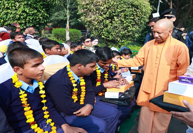दिव्यांग बच्चों के बीच में मुख्यमंत्री योगी दिव्यांग बच्चों के बीच में मुख्यमंत्री योगी