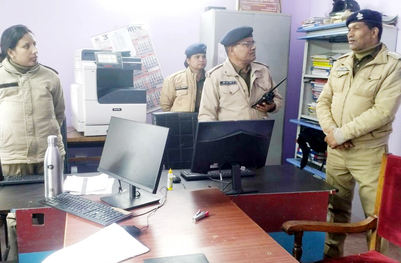 थाना तल्लीताल का निरीक्षण करते पुलिस क्षेत्राधिकारी।