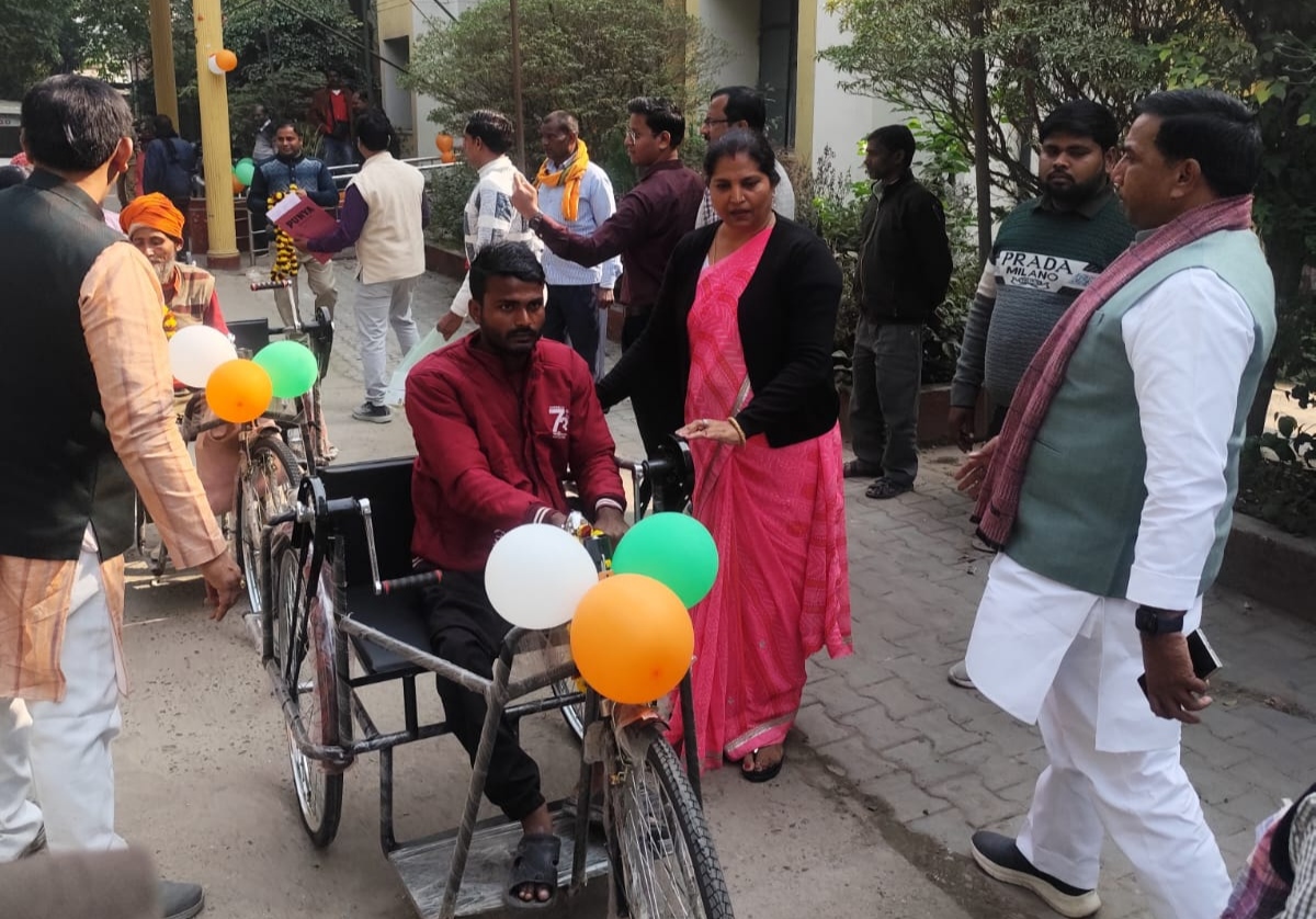 दिव्यांगजनों को ट्राईसाइकिल वितरित करते जनपद के विधायक।