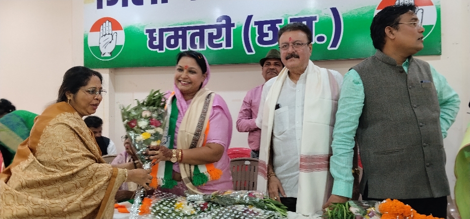 राजीव भवन में आयोजित कार्यक्रम में नवनियुक्त कांग्रेस जिलाध्यक्ष तारिणी चंद्राकर का स्वागत करती हुई जिपं सदस्य कविता योगेश बाबर। राजीव भवन में आयोजित कार्यक्रम में नवनियुक्त कांग्रेस जिलाध्यक्ष तारिणी चंद्राकर का स्वागत करती हुई जिपं सदस्य कविता योगेश बाबर।