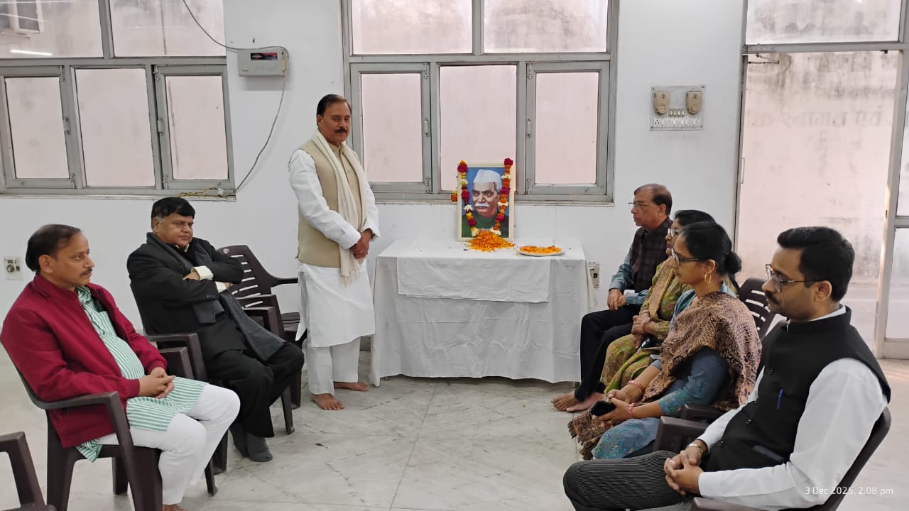 रालोद प्रदेश कार्यालय में भारत के प्रथम President और महान स्वतंत्रता सेनानी डॉ. राजेन्द्र प्रसाद की जयंती मनाते हुए पदाधिकारी एवं कार्यकर्ता