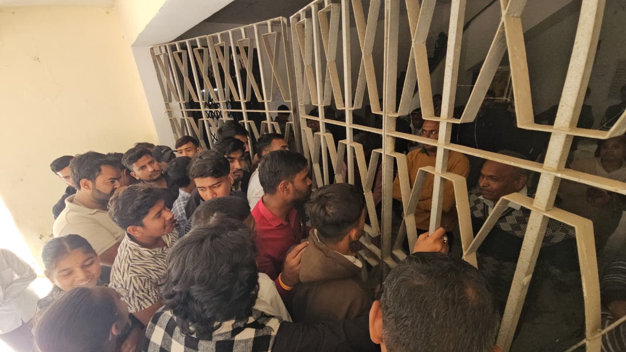 अभाविप ने कॉलेज के गेट पर जड़ा ताला