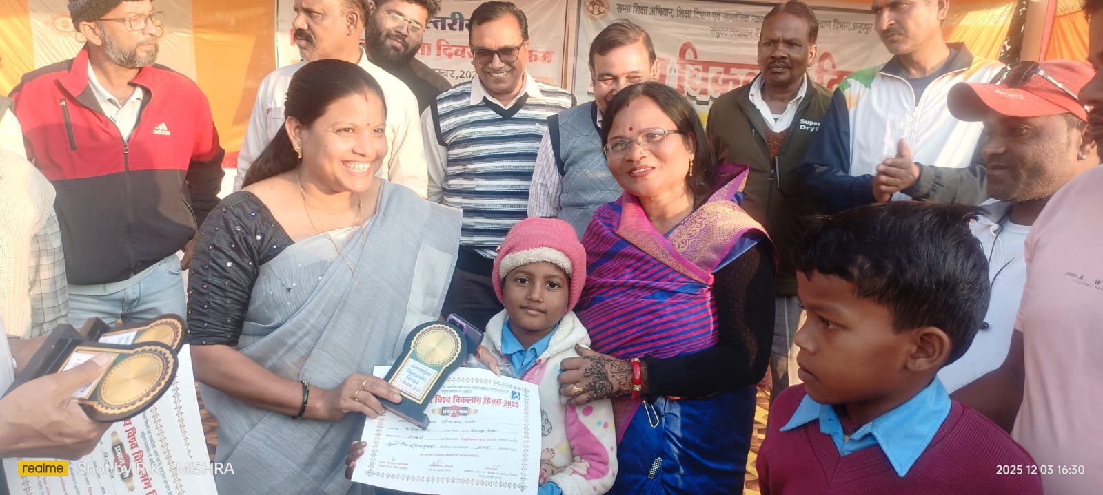 जनप्रतिनिधियों छात्र काे सम्मानित करते हुए जनप्रतिनिधियों छात्र काे सम्मानित करते हुए