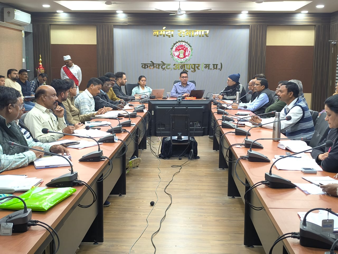 समयावधि पत्रों की समीक्षा बैठक में अधिकारियों को निर्देश देते हुए कलेक्टर समयावधि पत्रों की समीक्षा बैठक में अधिकारियों को निर्देश देते हुए कलेक्टर