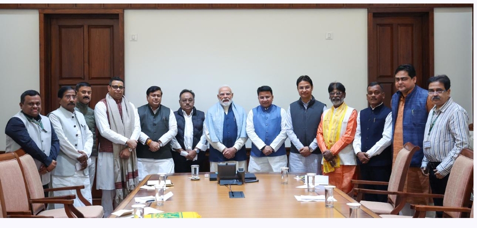 बंगाल भाजपा सांसदों के साथ प्रधानमंत्री मोदी बंगाल भाजपा सांसदों के साथ प्रधानमंत्री मोदी