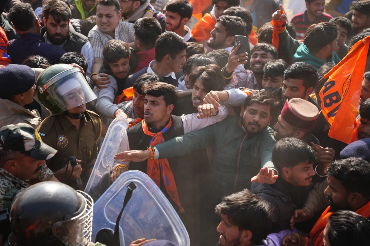 बेरिगेट तोड़ने की कोशिश करते हुए कार्यकर्ताओं को रोकती हुई पुलिस.