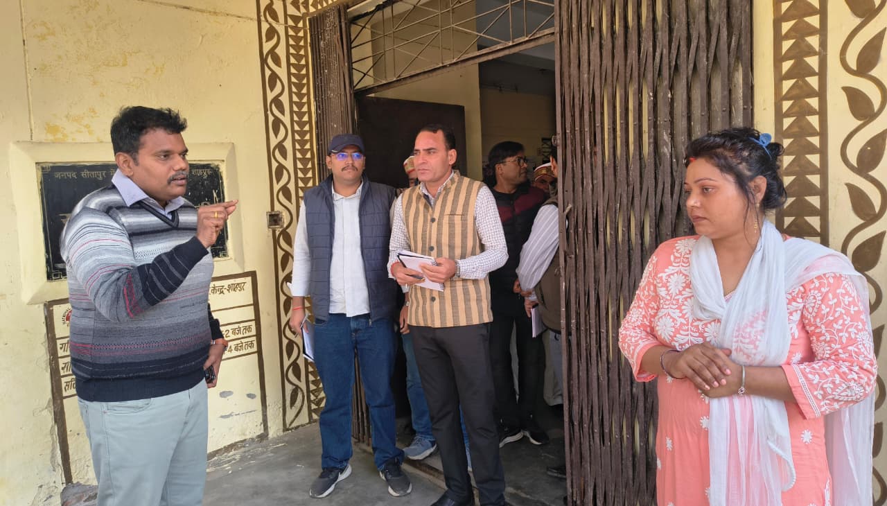 निर्देश देते जिलाधिकारी