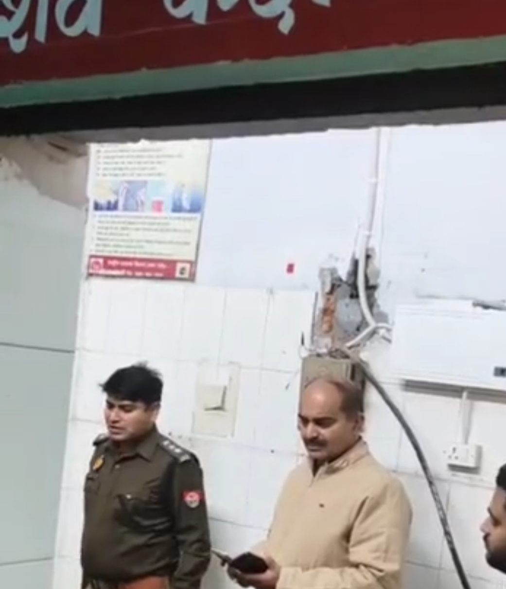 अस्पताल में खड़े पुलिसकर्मी