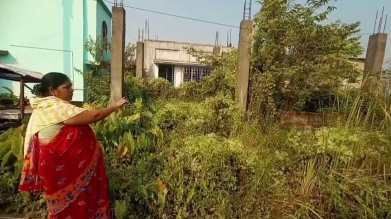 बेबस महिला का अनिर्मित घर