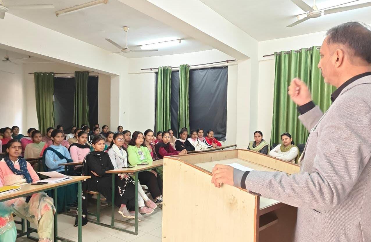 माता हरकी देवी महिला महाविद्यालय में विश्व विकलांग दिवस पर आयोजित कार्यक्रम को संबोधित करते प्राचार्य डा. कृष्ण कांत. माता हरकी देवी महिला महाविद्यालय में विश्व विकलांग दिवस पर आयोजित कार्यक्रम को संबोधित करते प्राचार्य डा. कृष्ण कांत.