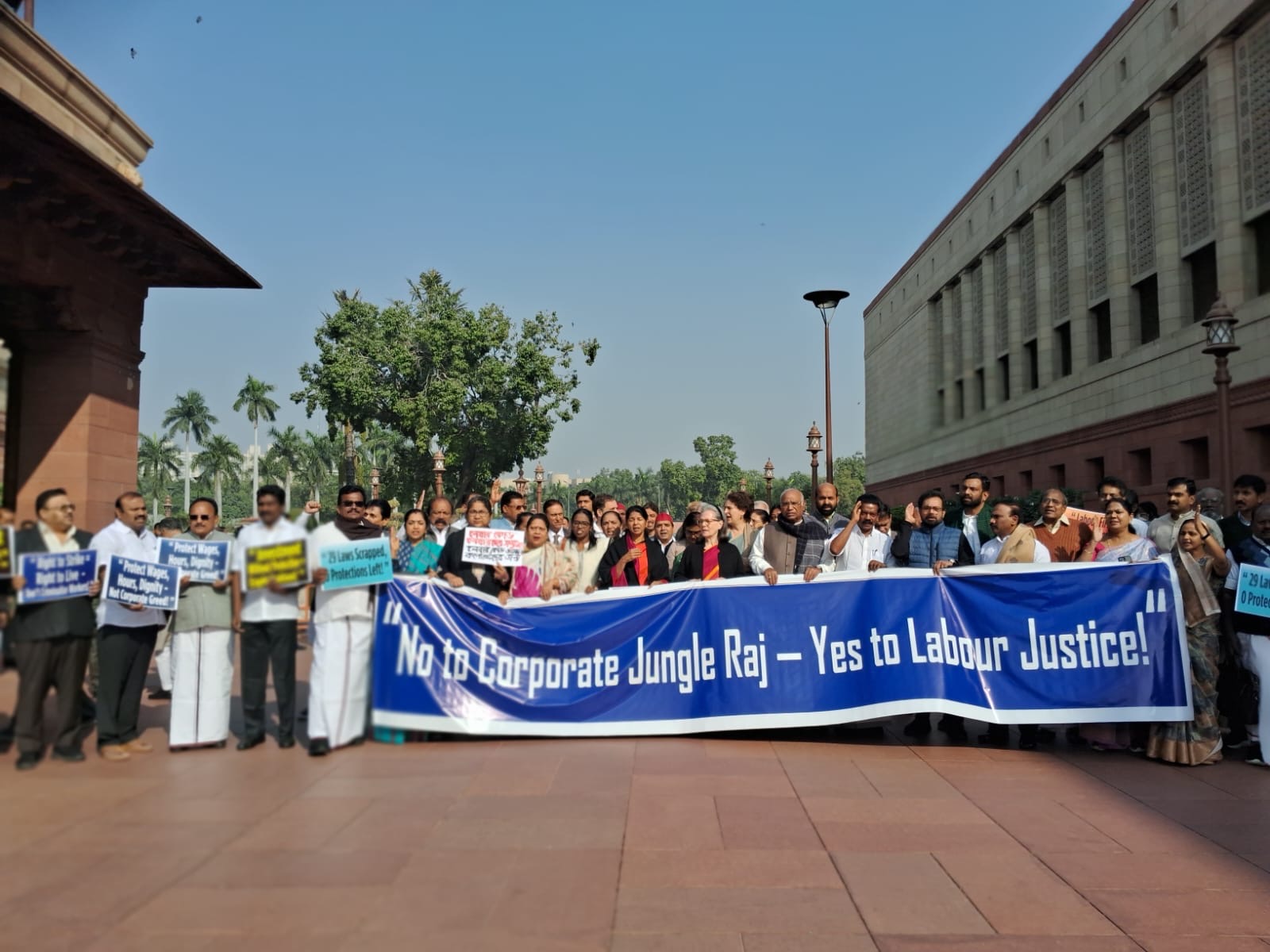 संसद भवन के मकर द्वार के पास प्रदर्शन करते इंडी गठबंधन के नेता