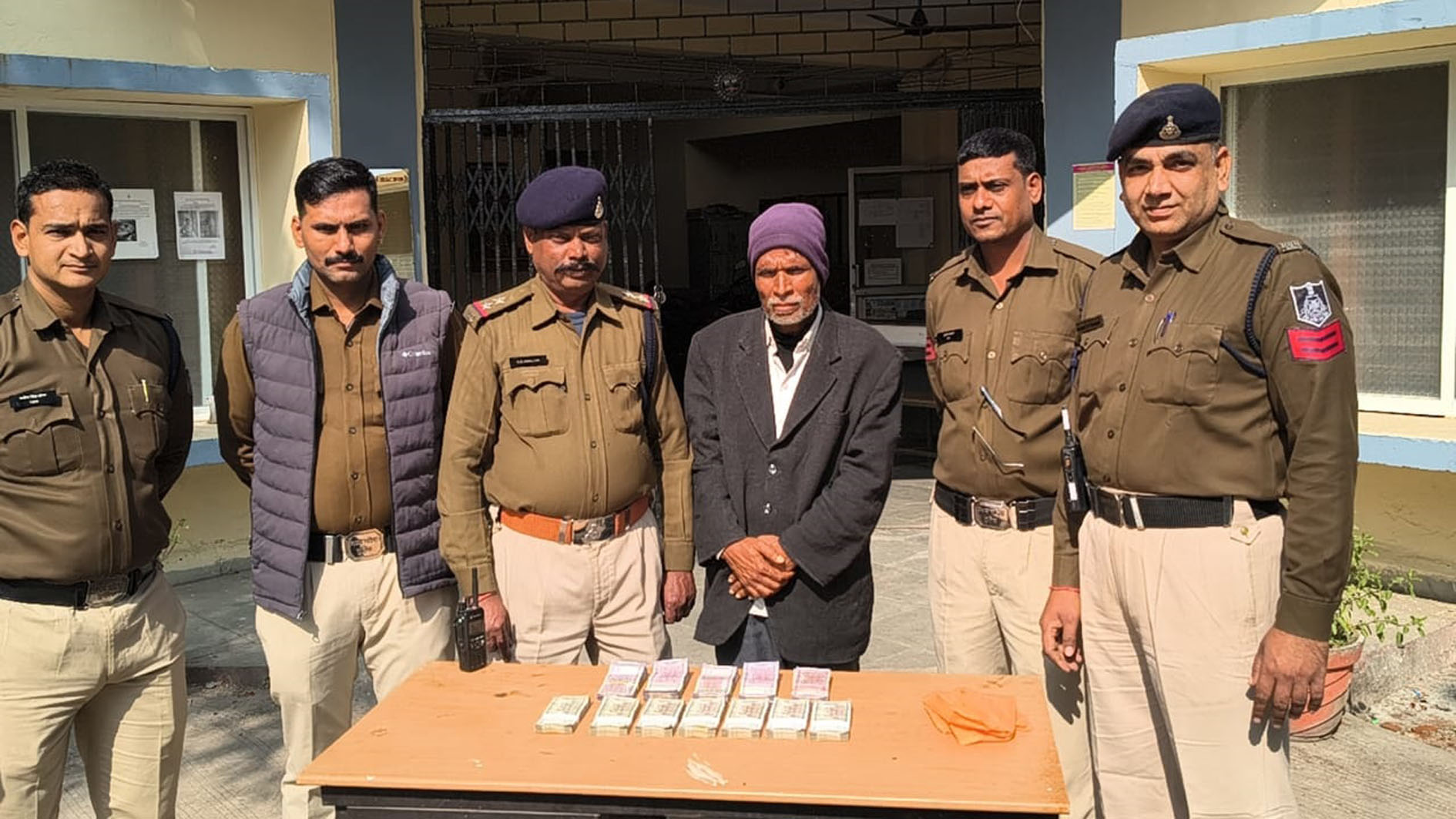 फालोअप: सगे भाई ने लूट की थी वृद्धा के साथ फालोअप: सगे भाई ने लूट की थी वृद्धा के साथ