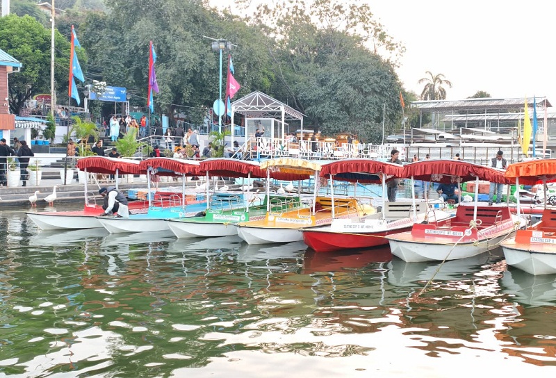 भोपाल की बड़ी झील में शिकारा नाव भोपाल की बड़ी झील में शिकारा नाव