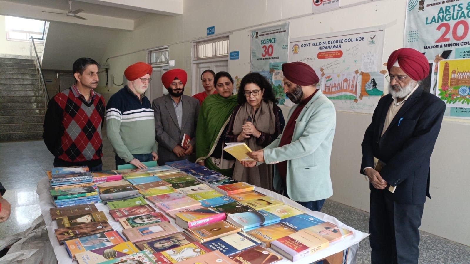 Highlights the teachings and supreme sacrifice of Shri Guru Tegh Bahadur Ji