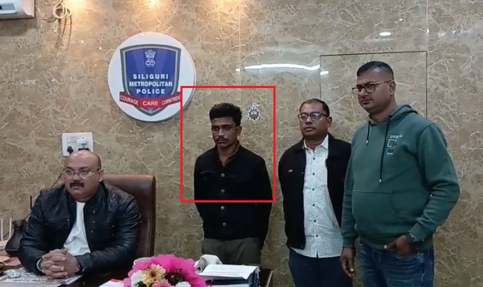 गिरफ्तार आरोपित के साथ पुलिसकर्मी 