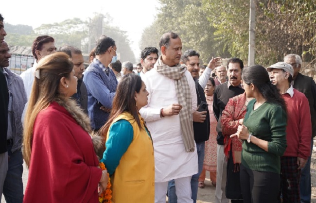 समाज कल्याण मंत्री रविन्द्र इन्द्राज सिंह अधिकारियों को निर्देश देते हुए.