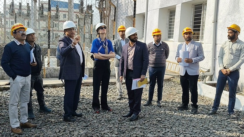 इंदौर में बिजली ग्रिड परिसर की स्वच्छता देख खुश हुई जर्मनी की जोर्डिस फ्लोदर इंदौर में बिजली ग्रिड परिसर की स्वच्छता देख खुश हुई जर्मनी की जोर्डिस फ्लोदर