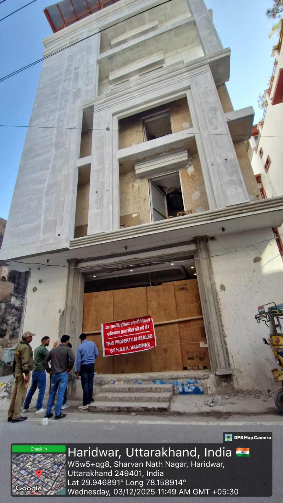 होटल सील करते हुए