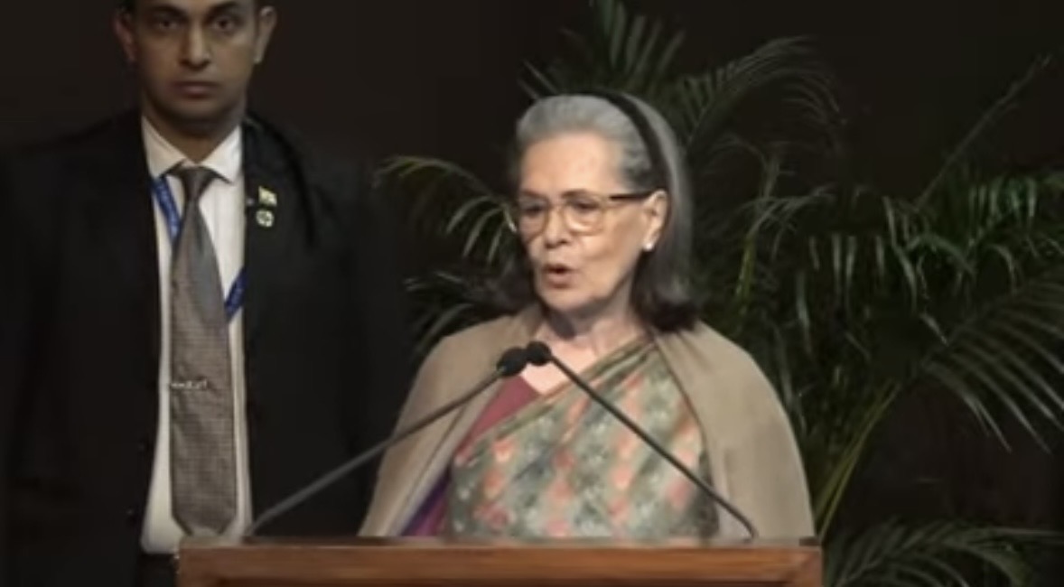 सोनिया गांधी ने मिशेल बेचेलेट को इंदिरा गांधी शांति, निरस्त्रीकरण और विकास पुरस्कार दिया सोनिया गांधी ने मिशेल बेचेलेट को इंदिरा गांधी शांति, निरस्त्रीकरण और विकास पुरस्कार दिया