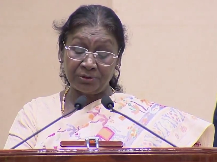 राष्ट्रपति कार्यक्रम को संबोधित करते हुए राष्ट्रपति कार्यक्रम को संबोधित करते हुए