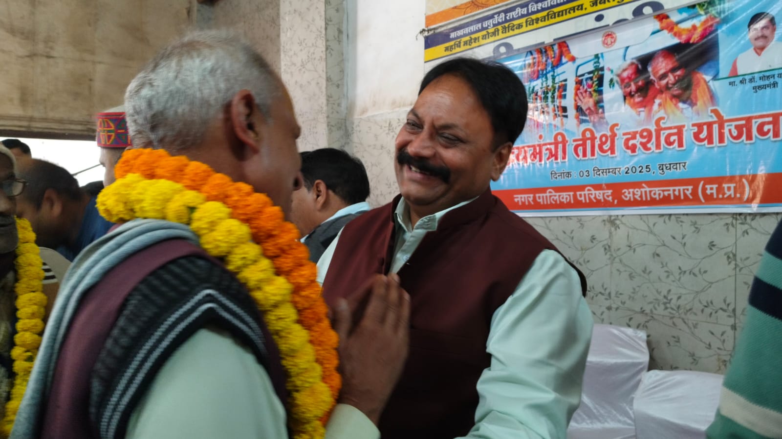 अशोकनगर: कामाख्या तीर्थ यात्रियों का स्टेशन पर अपर कलेक्टर ने किया स्वागत अशोकनगर: कामाख्या तीर्थ यात्रियों का स्टेशन पर अपर कलेक्टर ने किया स्वागत