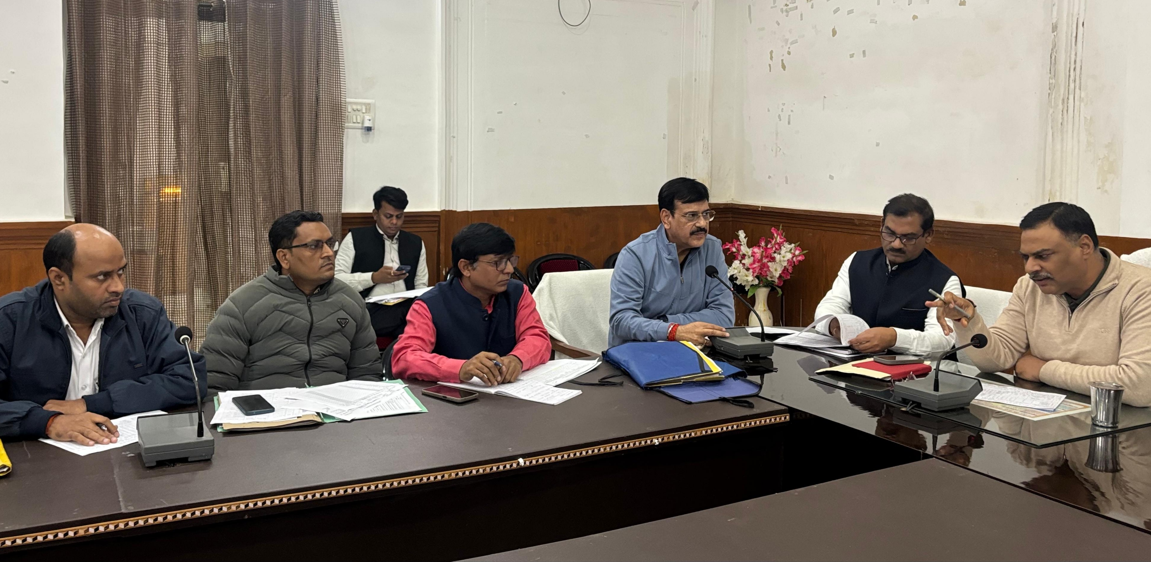 कलेक्ट्रेट सभागार में धान खरीद की प्रगति की समीक्षा करते डीएम पवन कुमार गंगवार। कलेक्ट्रेट सभागार में धान खरीद की प्रगति की समीक्षा करते डीएम पवन कुमार गंगवार।