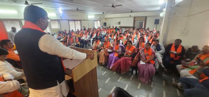 बैठक में बोलते हुए धर्मपाल और भाजपा कार्यकर्ता