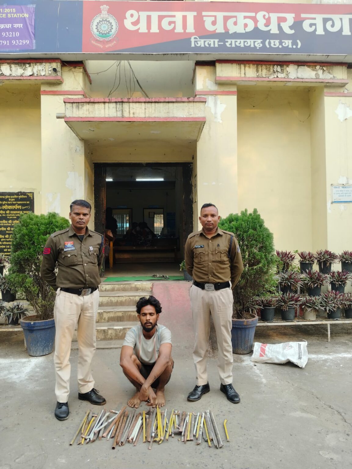 पुलिस के गिरफ्त में आरोपी पुलिस के गिरफ्त में आरोपी