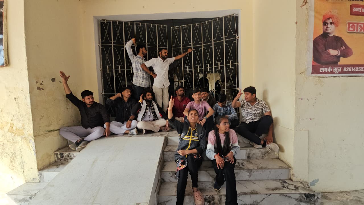 प्राचार्य कक्ष में चर्चा करते अभाविप कार्यकर्ता