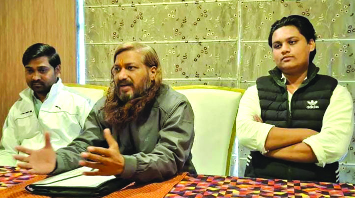 पत्रकारों वार्ता करते महंत रोहित गिरि पत्रकारों वार्ता करते महंत रोहित गिरि